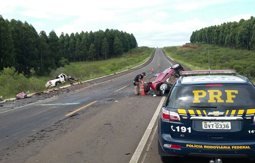 Ir para  <p>O choque frontal entre um Nissan Versa e uma Volkswagen Saveiro deixou quatro mortos na manh&atilde; deste domingo, no Km 420, da BR 158, em S&atilde;o Gabriel. Tr&ecirc;s passageiros do Versa e o motorista do outro...